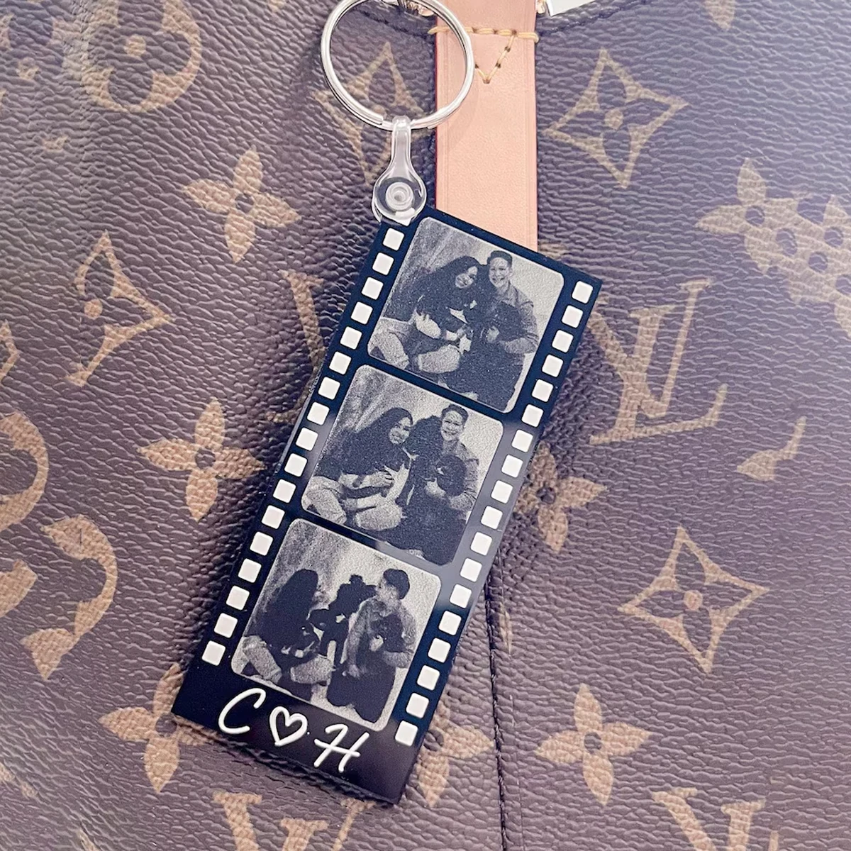 Personalisierter Schlüsselanhänger mit Foto-Streifen | Valentinstagsgeschenk für Ihn | Valentinstagsgeschenk für Sie | Geschenke für Paare | Geschenk für den Freund | Geschenk für die Freundin – Detail 6