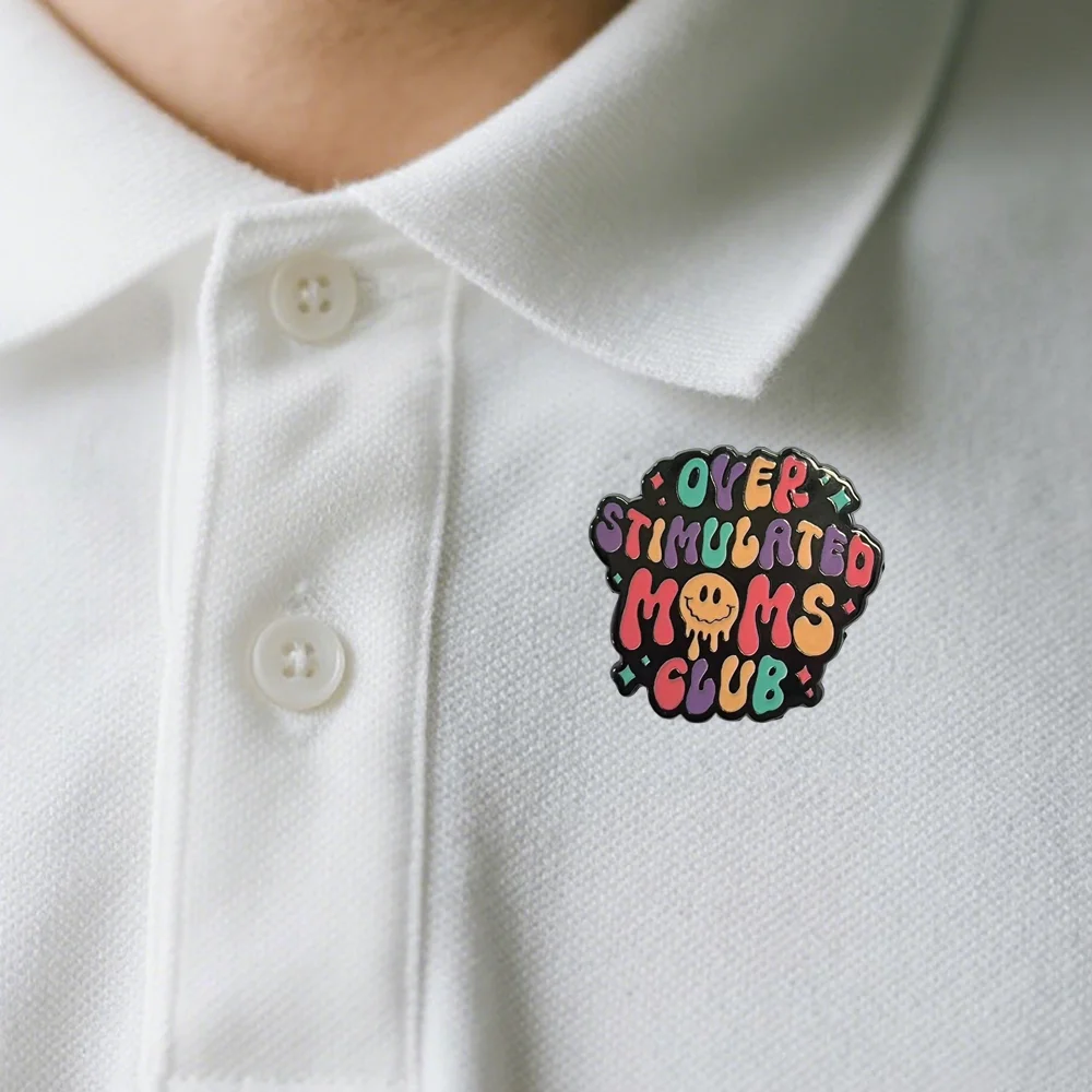 �Over Stimulated Moms Club“-Brosche, kreativer, farbiger Buchstaben-Emaille-Anstecker, humorvolles Muttertagsgeschenk, Abzeichen, Accessoires für Taschen und Feiertage. – Detail 7
