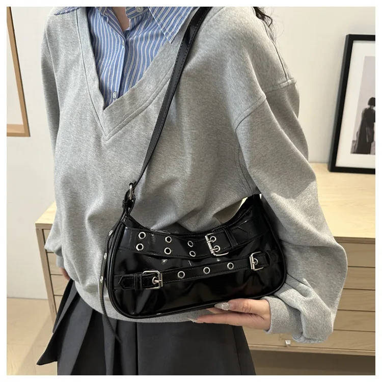 Schicke Y2K Damen-Unterarmtasche mit doppelter Gürtelschnalle, verstellbarem Riemen, trendige, punk-inspirierte Handtasche, für lässige Schultertasche. – Detail 18