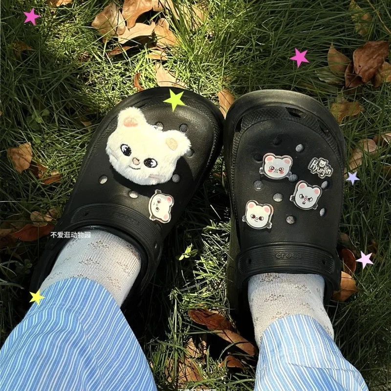 فرقة SKZOO الكورية للأولاد المعبود Lee Yong-bok وHwang Hyun-jin's crocs والمشبك دعم البضائع