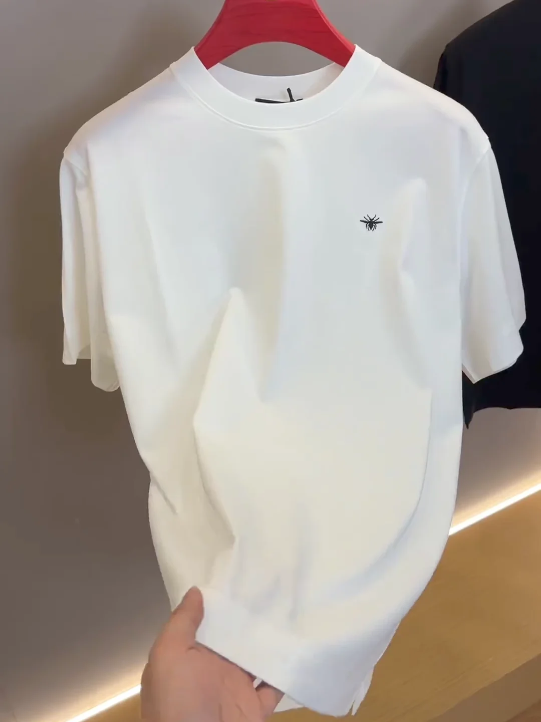 

Новая летняя мужская футболка из чистого хлопка с вышивкой, круглым вырезом, коротким рукавом, не требующая глажки, приталенного кроя, молодежная, модная, антибактериальная.