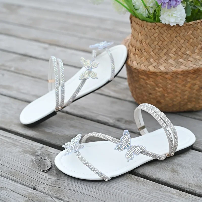 Zomer Nieuwe Dames Plus Size Sandalen Outdoor Ronde Neus Smalle Band Kristal Vlinder Slippers voor Strand Dagelijkse Slippers