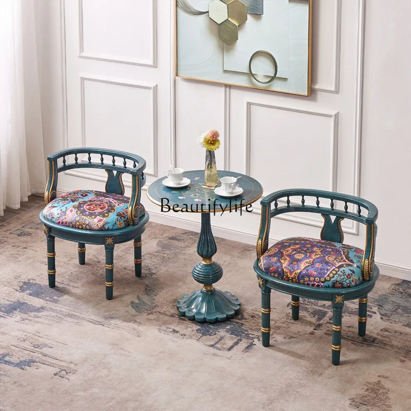 شرفة غرفة المعيشة طاولة واحدة وكرسيين مزيج من الأثاث الفرنسي المطلي القديم كرسي أريكة أزرق طاولة مستديرة وطاولة القهوة