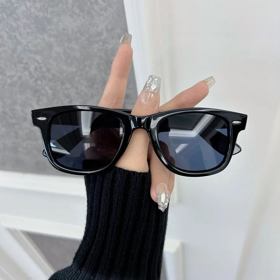 

Lovely Square Designer Sunglasses Women Men Rivet Frame Luxurious Sun Glasses Female Male Brand Fashion Oculos De Sol