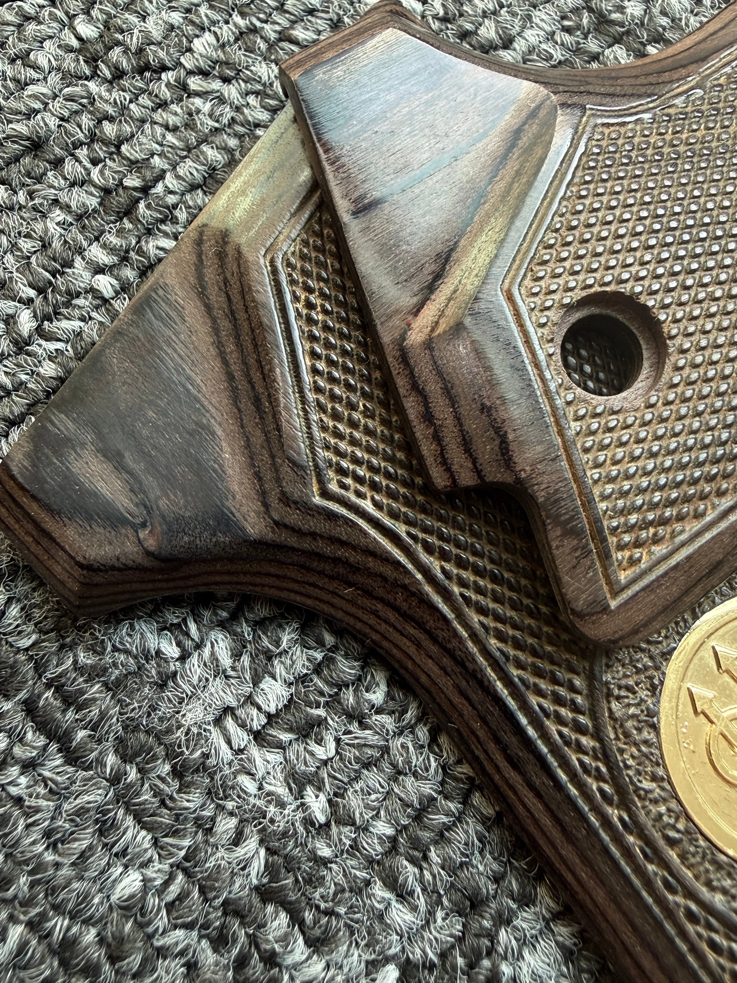 CTG Custom Grips voor Beretta 92 FS, walnootkleurig hout, diamantpatroon met gouden medaillon, zwarte houtstructuur, past op 92, 96, M9