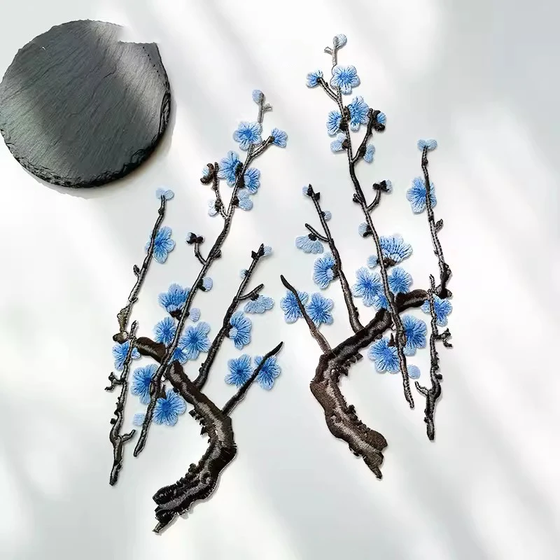 

1 пара вышитых аппликаций для самостоятельного декорирования пальто, платьев, брюк, аксессуаров, тканевых наклеек, нашивок, термоклеевых патчей с узором цветущей сливы для одежды