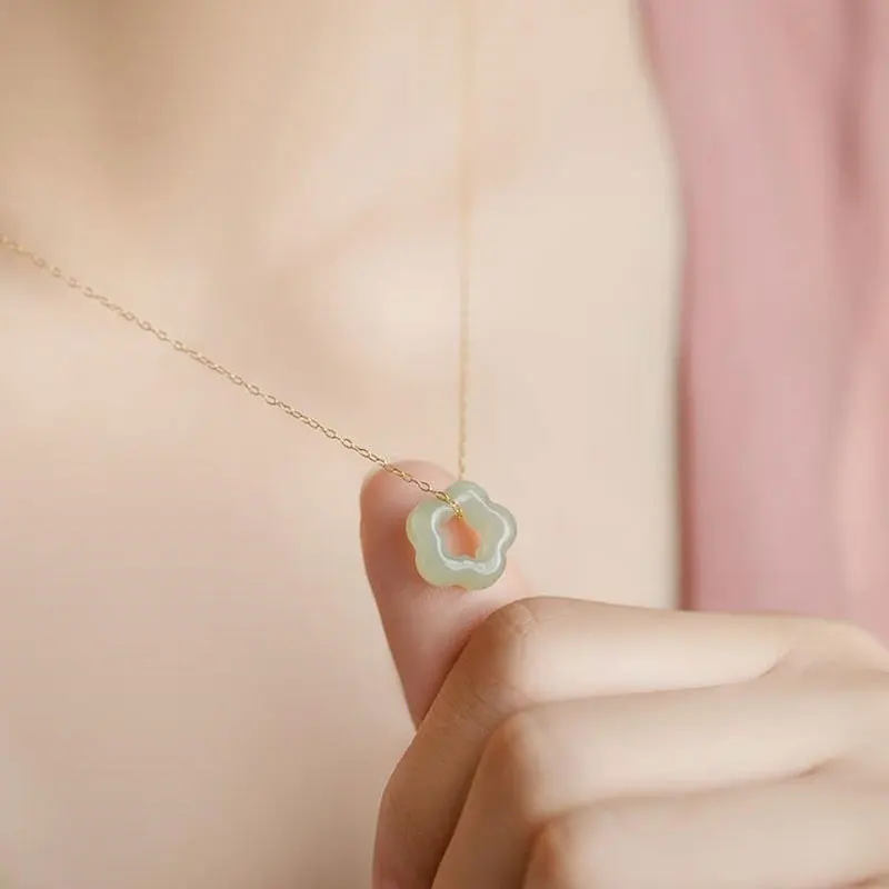 Summer Fashion Jade Plum Blossom Necklace For Women Vintage Temperament Clavicle Chain Pendant Birthday Party Wedding Gift