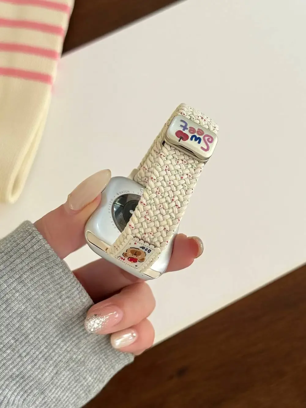 素敵な漫画のクマの磁気ナイロンループ Apple Watch バンド女性 10/9/8/7/6/5/4/3 SE 40 ミリメートル 41 ミリメートル 44 ミリメートル 45 ミリメートル 46 ミリメートル 49 ミリメートルストラップ