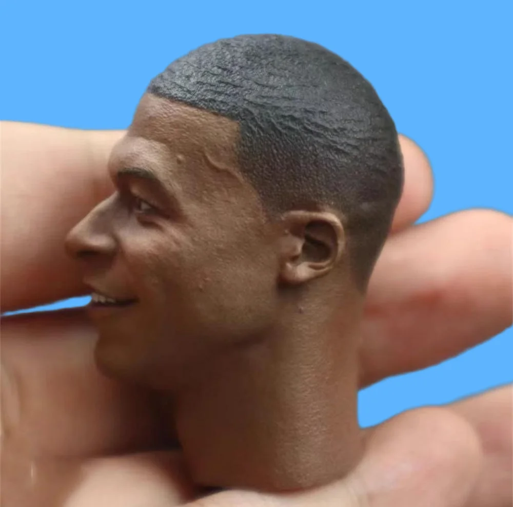 Te koop 1/6e voetbal actiefiguur zwarte kleur man hoofd beeldhouwen carving glimlach versie PVC materiaal voor 12 "COO BD001