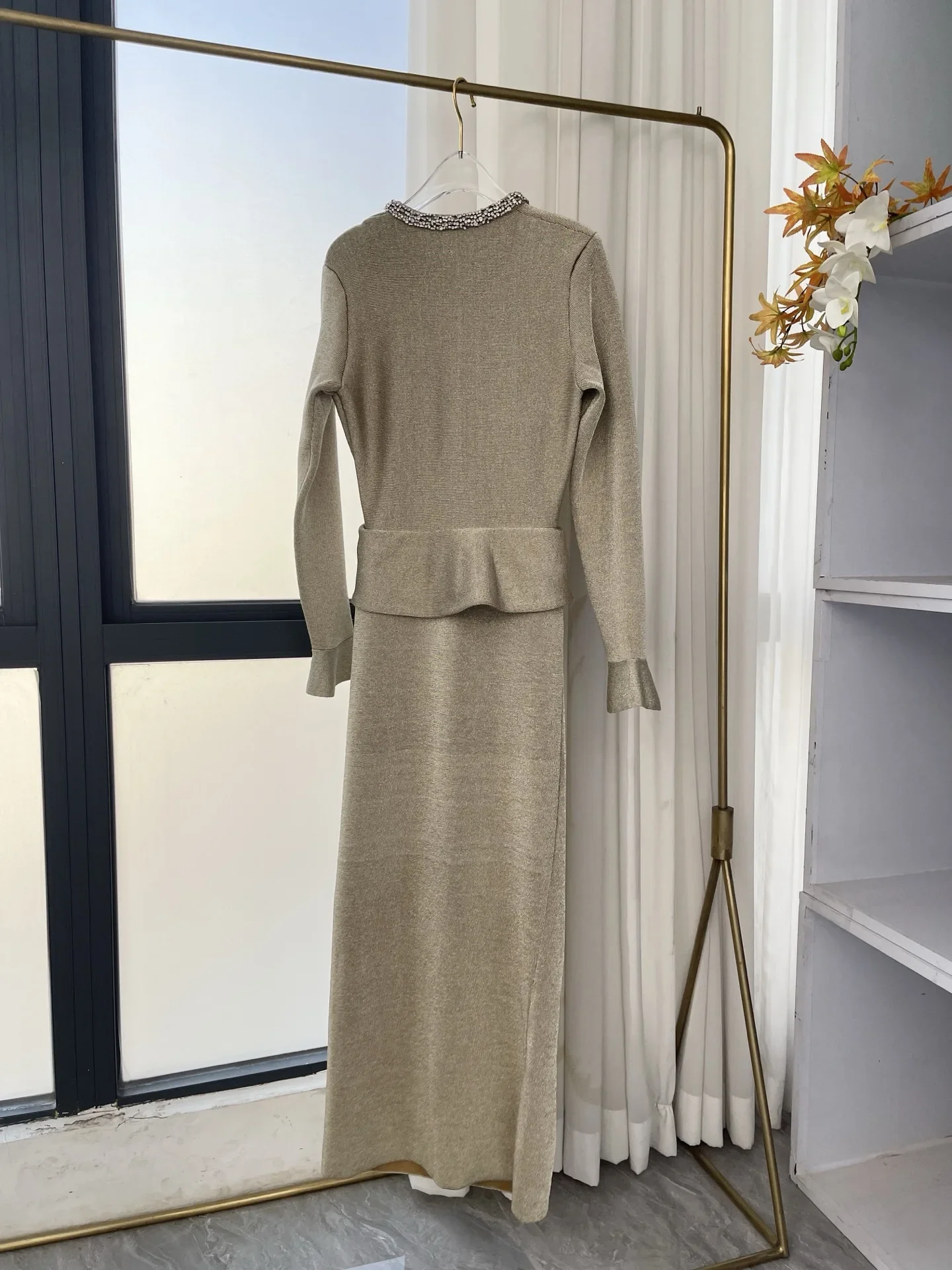 2025, hochwertiges Damen-Midikleid mit goldenen langen Ärmeln und Diamanten und Wasp-Taille