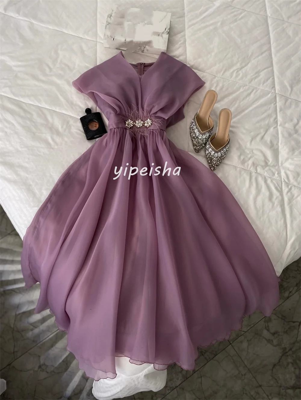 カスタマイズされたエレガントなクラシックオーガンザラインストーンフェザーAラインVネックティーレングスドレスオーダーメイドオケージョンドレスマッチングフォーマル