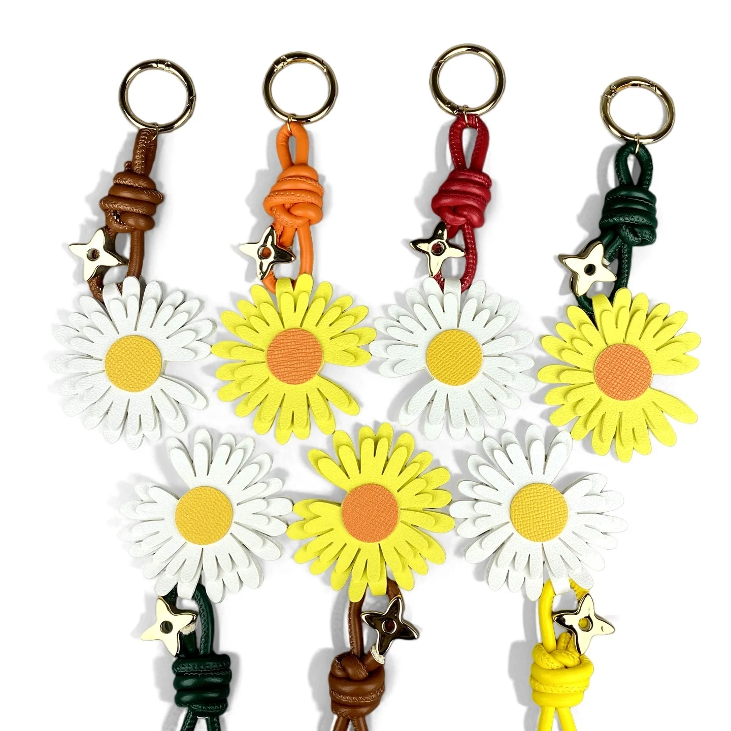 Klassischer Gänseblümchen-Schlüsselanhänger aus PU-Leder – zweifarbiger PU-Gänseblümchen-Charm mit vierblättrigem Kleeblatt-Perle/3,2 cm Metallring für Tasche, Geldbörse, Rucksack – Detail 4