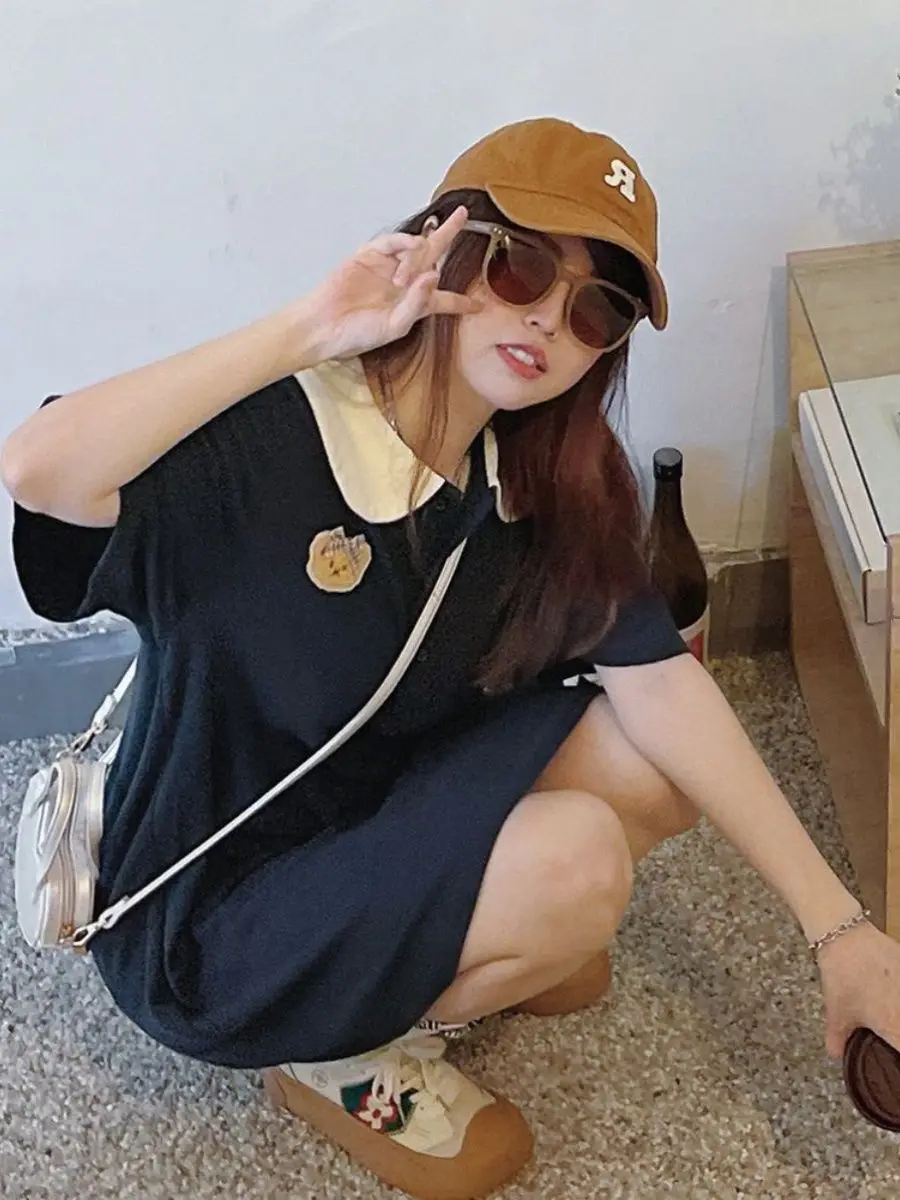 El cuello de muñeca rosa fino de verano usa un nuevo vestido suelto y delgado de manga corta