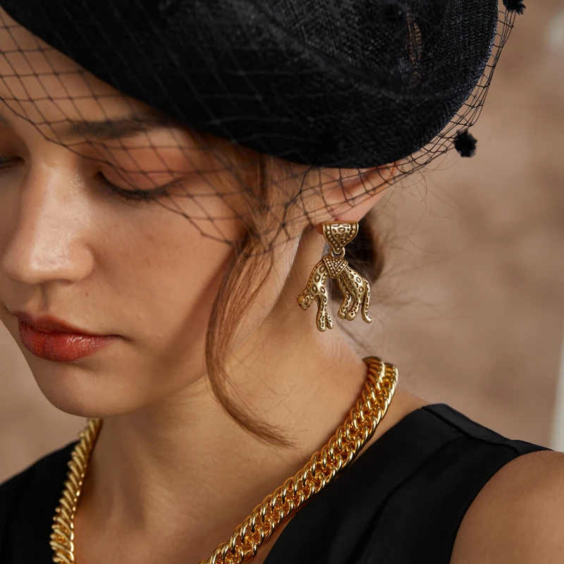 

Vintage Carved Leopard Drop Earrings Antique Gold Color Luxury Designer Jewelry Wedding For Women Accessories Trends New In 2025