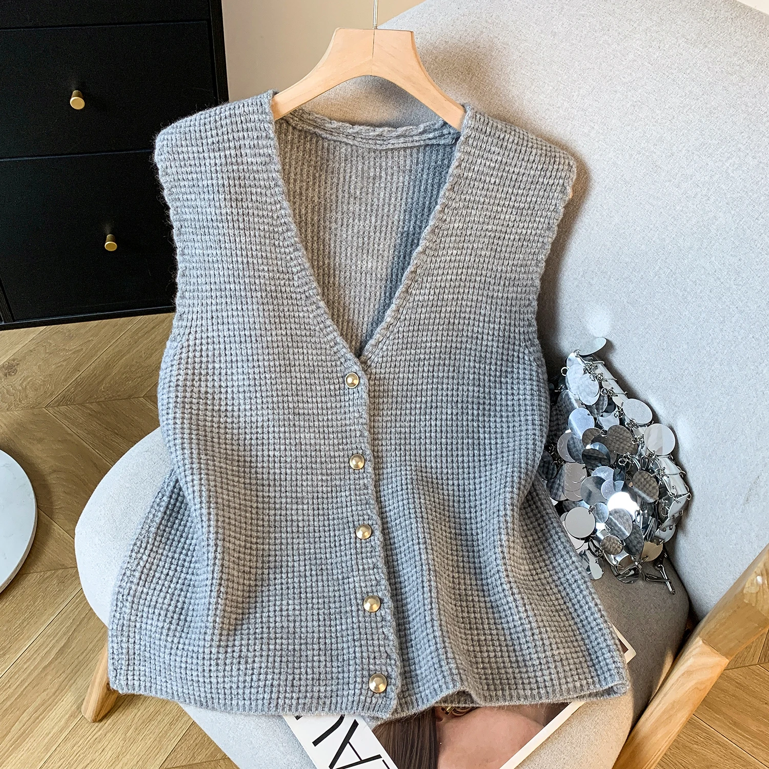 Nieuwe Collectie Slim Fit V-Ne Metalen Enkele Knop Svel Gebreide Vest Top Dunne Sle Faionable Dames Trui Bovenkleding