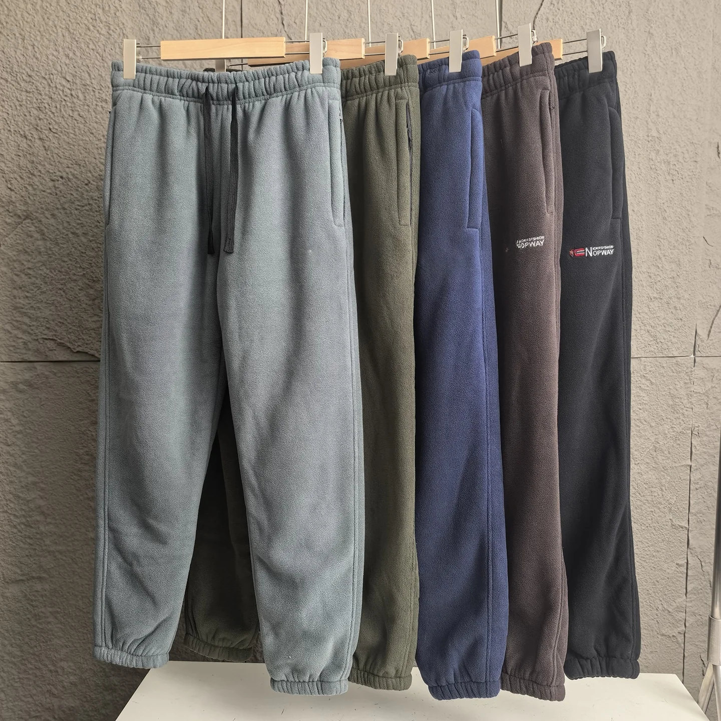 

Мужские зимние спортивные брюки Thiened Fce с эластичным поясом, свободного кроя, с манжетами, ветрозащитные, для активного отдыха, повседневные, модные...