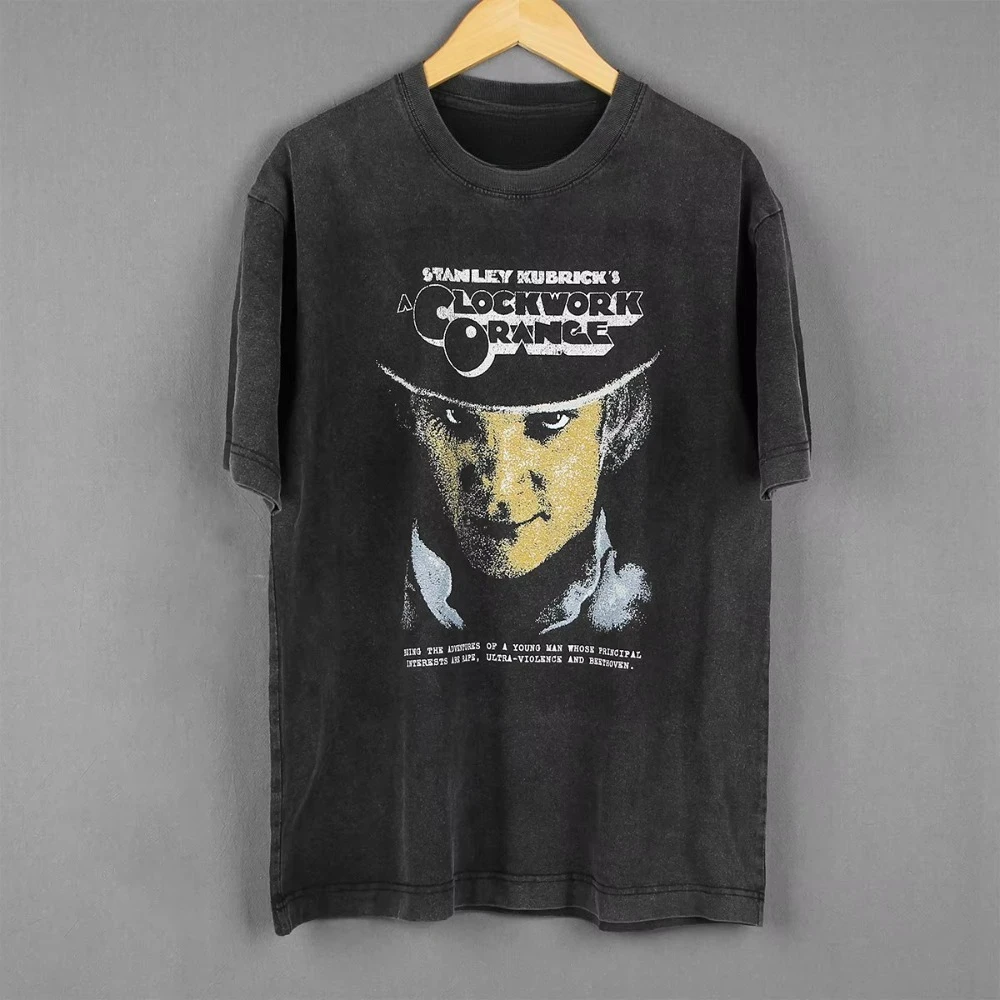 La película 'Clockwork Orange' de Stanley Kubrick presenta una camiseta vintage estampada de puro algodón, que es una ropa de calle de alta calidad.
