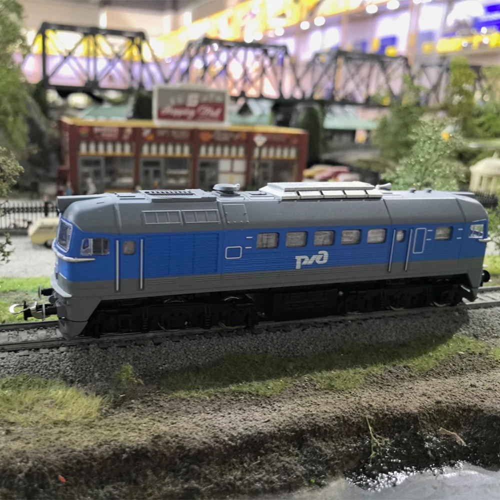 Tren de juguete tipo HO 1/87, modelo de tren con motor diésel M62 con potencia y faro, adornos de escritorio, modelo de tren, juguete para regalo para niño