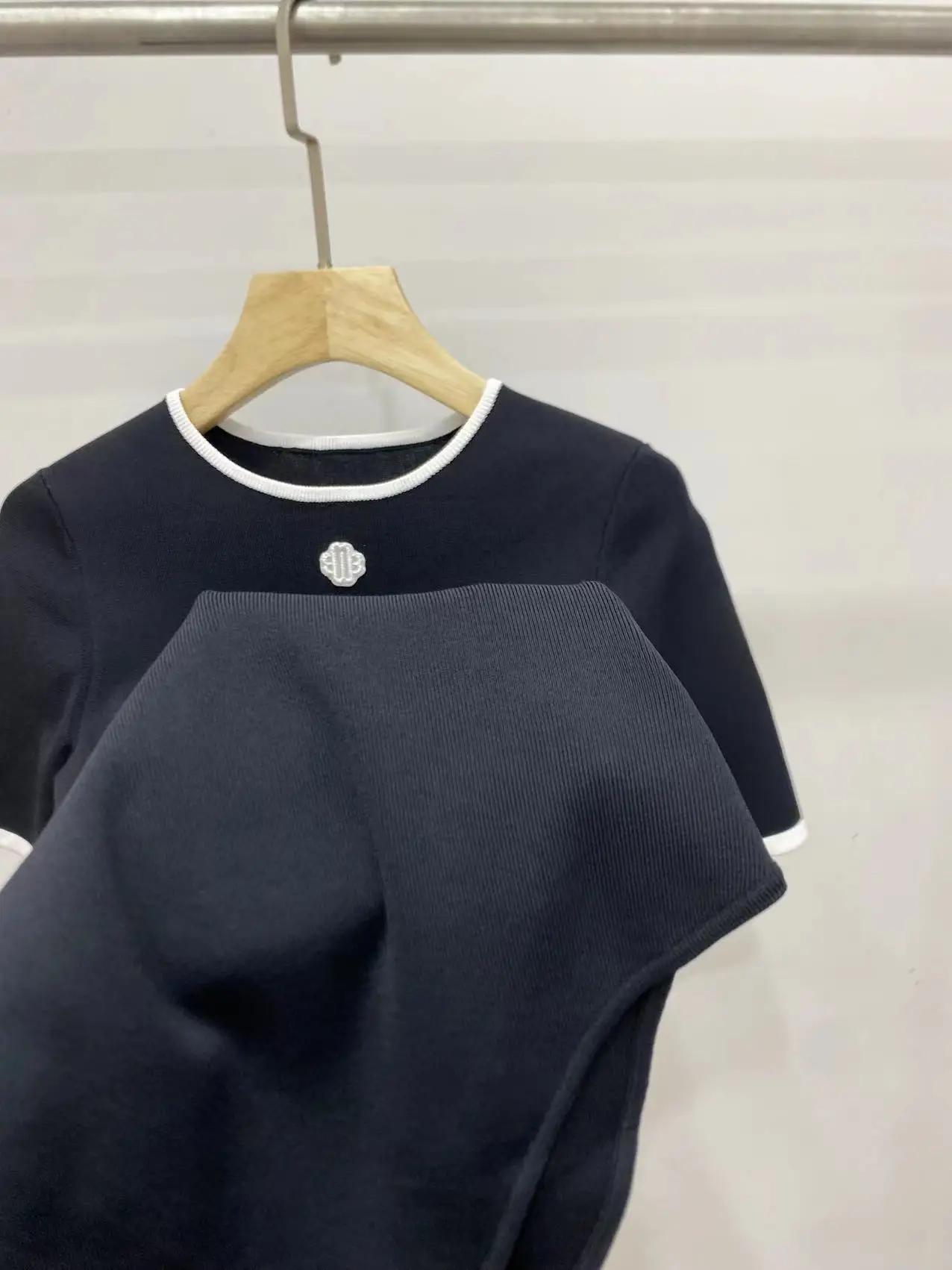 Mono Elegante Talla Asiática con Ribete en Color de Contraste, Manga Corta, Cuello Redondo, Cintura Abierta, Suéter Elástico, Ajustado, Nuevo 2026