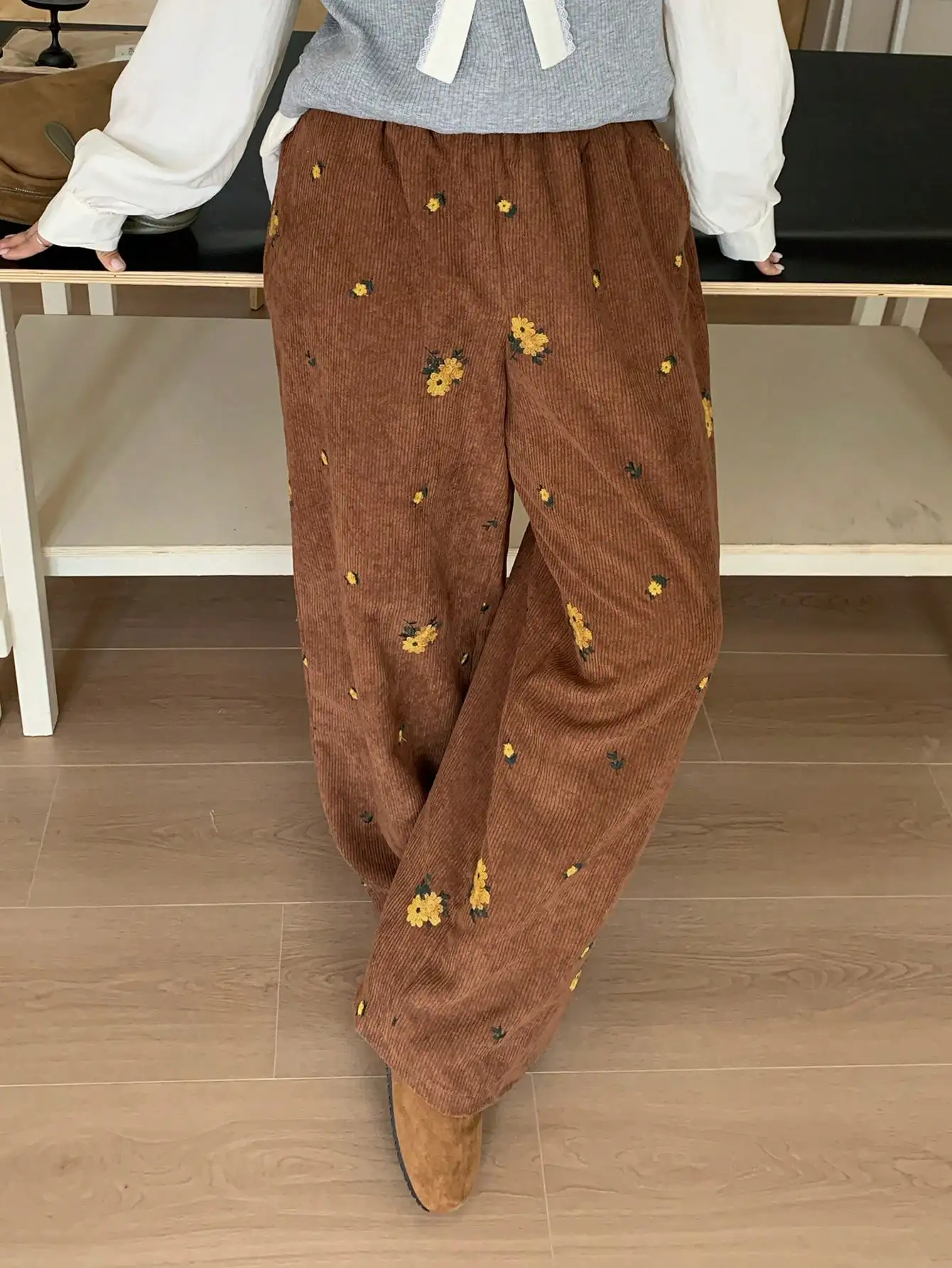 

Женские широкие брюки из вельвета с эластичным поясом и цветочной вышивкой для осени и зимы