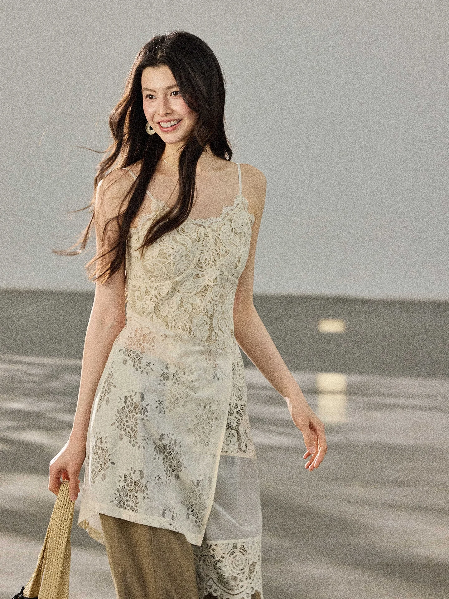

Женская майка Design Yáng Design Moment Flower с асимметричным подолом, кружевными элементами и эффектом объемного кроя, создающая особую атмосферу