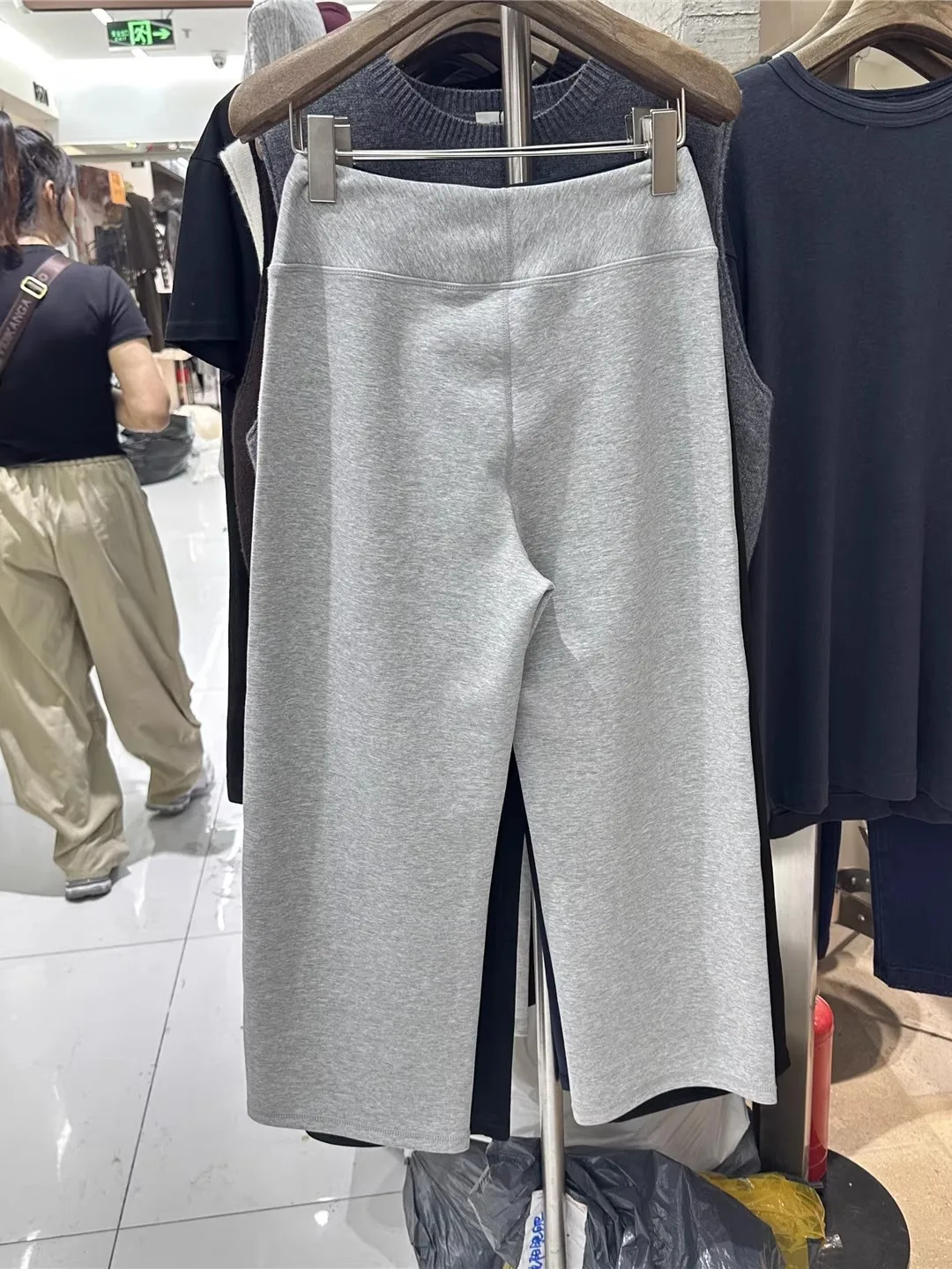 กางเกงโยคะทรงตรงเอวสูงปี 2025 แฟชั่นสำหรับผู้หญิง ทรงสลิม ใส่สบาย สไตล์เรียบง่าย สำหรับฤดูใบไม้ร่วง