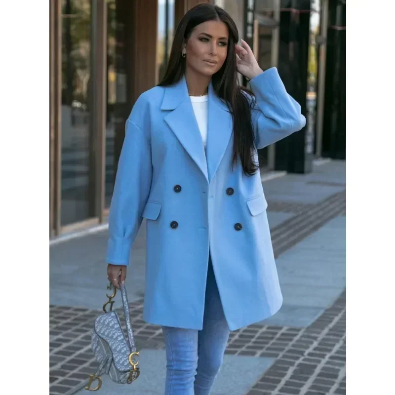 Abrigo de níquel con doble botonadura y cuello de traje de manga larga con diseño moderno que muestra abrigos con dijes personales para mujer