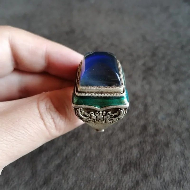 Antique Vintage Retro Silver Ring Inlaid Color-Changing Gemstones, Adjustable Size, With Aged Patina, Elegant Design