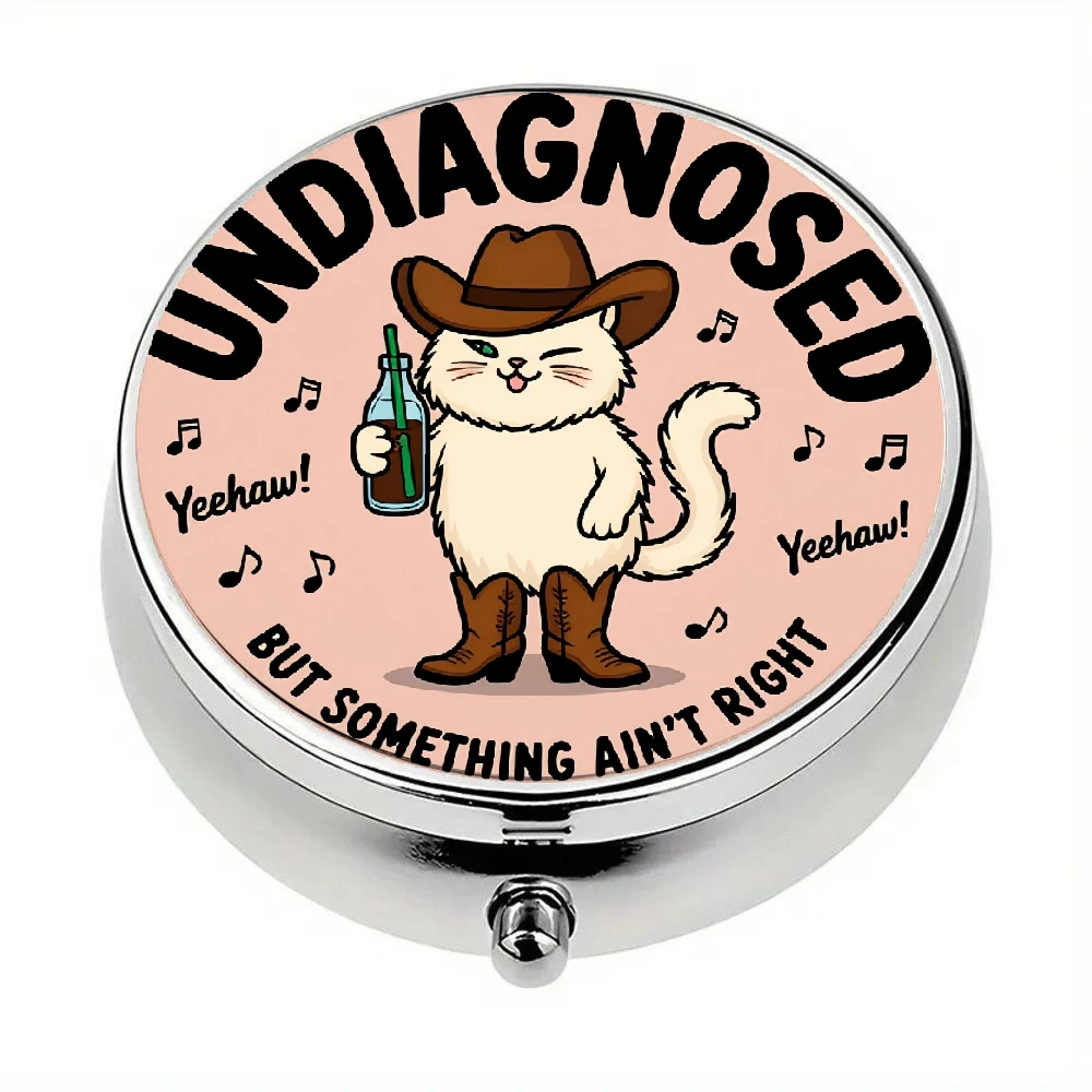1 unidad de caja de pastillas plana 2D con estampado de gato vaquero con sombrero, botas y botella, con la frase 'Sin diagnosticar, pero algo no va bien', organizador de medicamentos portátil de tres compartimentos, apto para uso alimentario, se adapta a la cartera o el bolsillo, plano 2D.