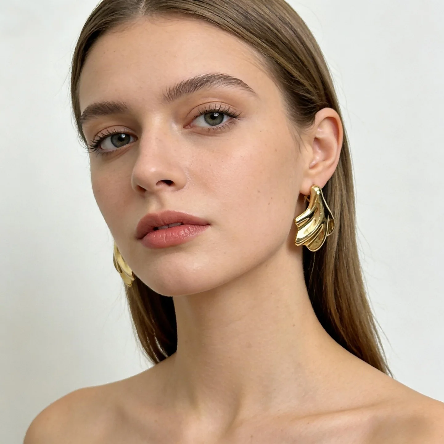Niche design sense metal pleated leaf stud earrings women's light luxury high-end texture earrings commuter versatile earrings