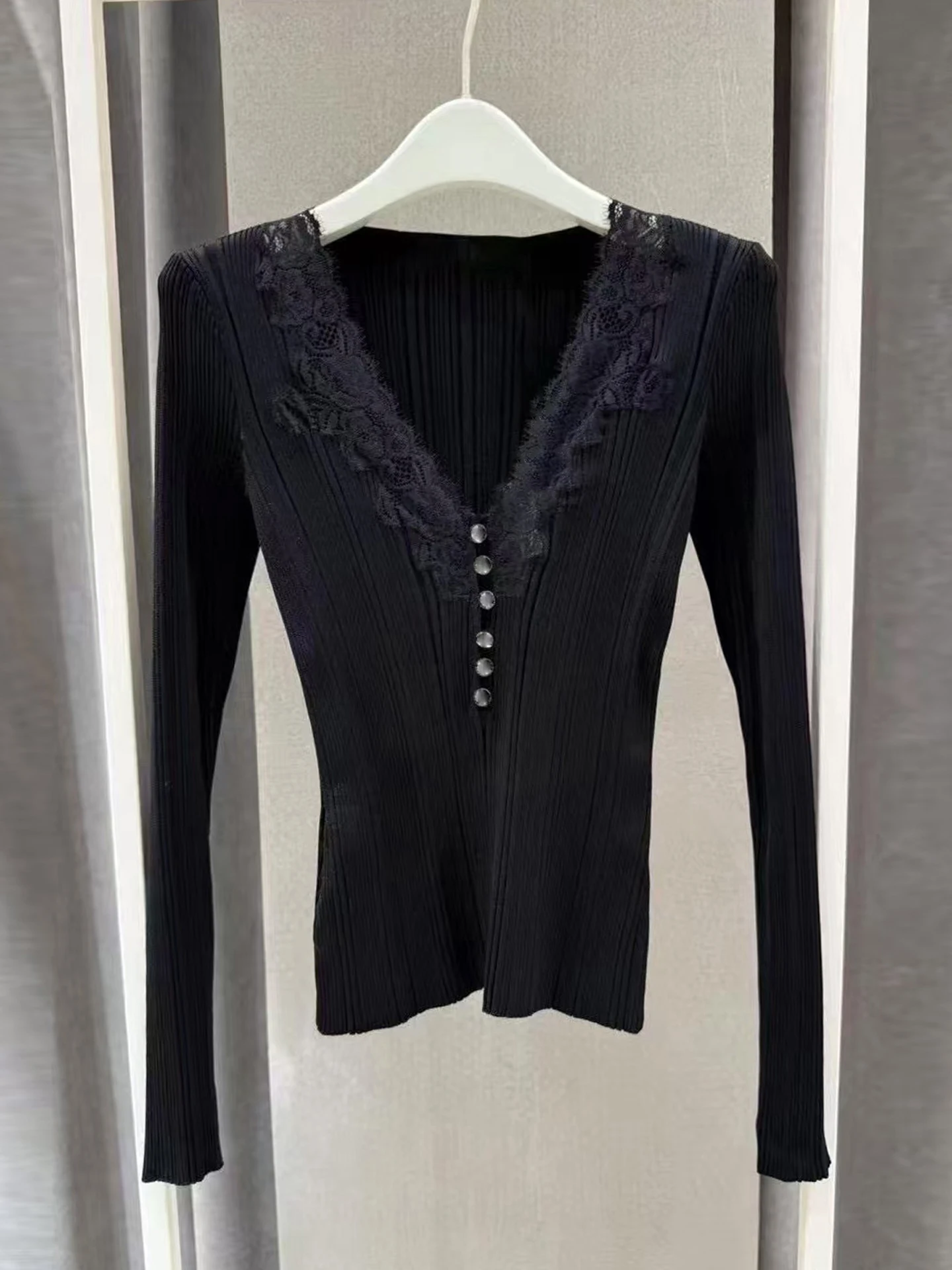 

Slim Fit Lace Splice V-Ne Knitted Top Women's Premium Faion Autumn 2025 SP Home South Oil High-End Ladies' Wear
