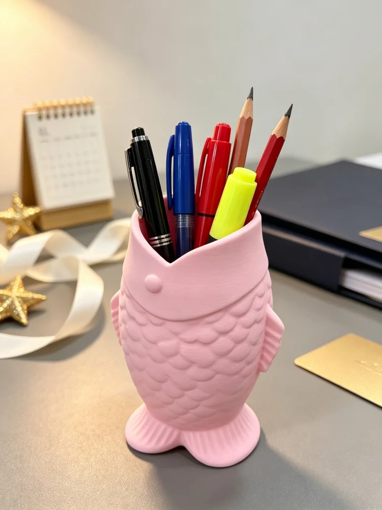 Home Office Desk Storage Box, Pink Fish-Shaped Pen Holder, 3D Printed Cute Animal-Shaped Pencil Holder, Large-Capacity Stationery Storage Bin for Storing Pens, Pencils, Highlighters, Stable Base for Placement, Prevents Tipping, Compact Size Suitable for Various Desktop Spaces, Office and Study Stationery Organization and Storage Tool, Practical and Aesthetically Pleasing Desktop Stationery Storage Accessory