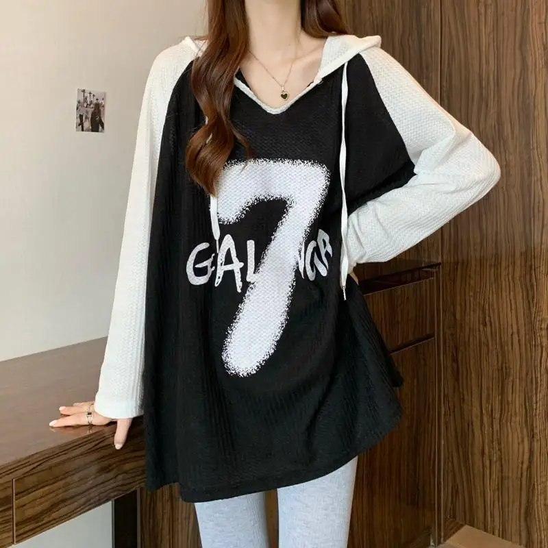 女性用フード付きルーズTシャツ,長袖,対照的な若者用セーター,カジュアルトップ,韓国ファッション,トレンディな服,春と秋,新品