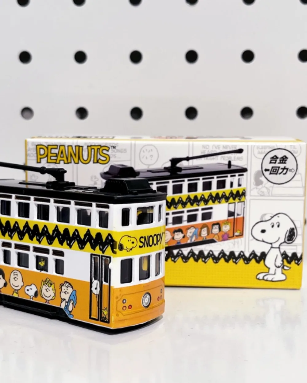 Peanuts Snoopy Hong Kong Ding Ding Tram Alloy Diecast Model Car, Simulation Toy Vehicle, Desktop Ornament, Collectible Gift