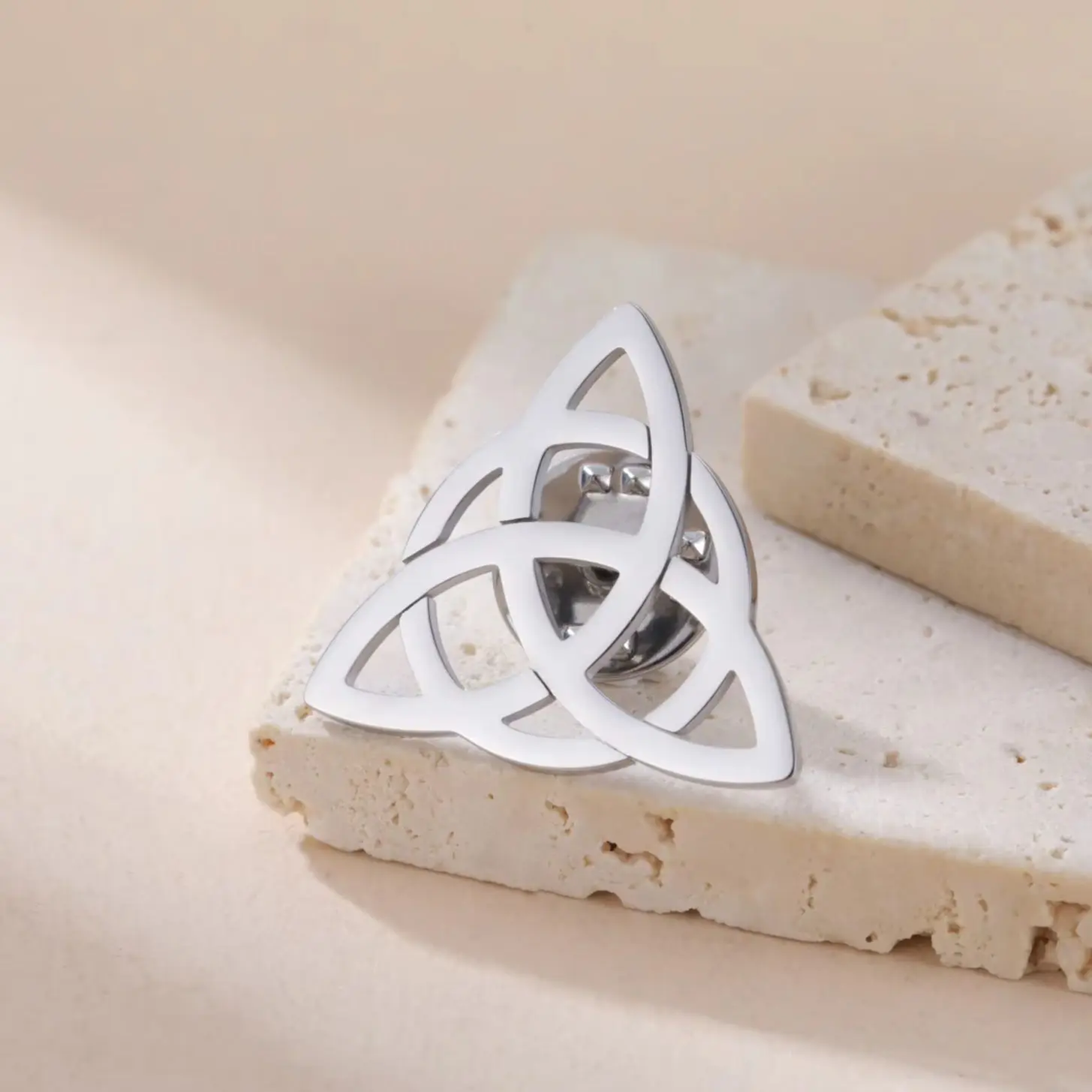 LIKGREAT-broche con nudo de celtics irlandés para mujeres y hombres, Pin de acero inoxidable, insignia de protección de la suerte, joyería, regalos de talismán de cumpleaños