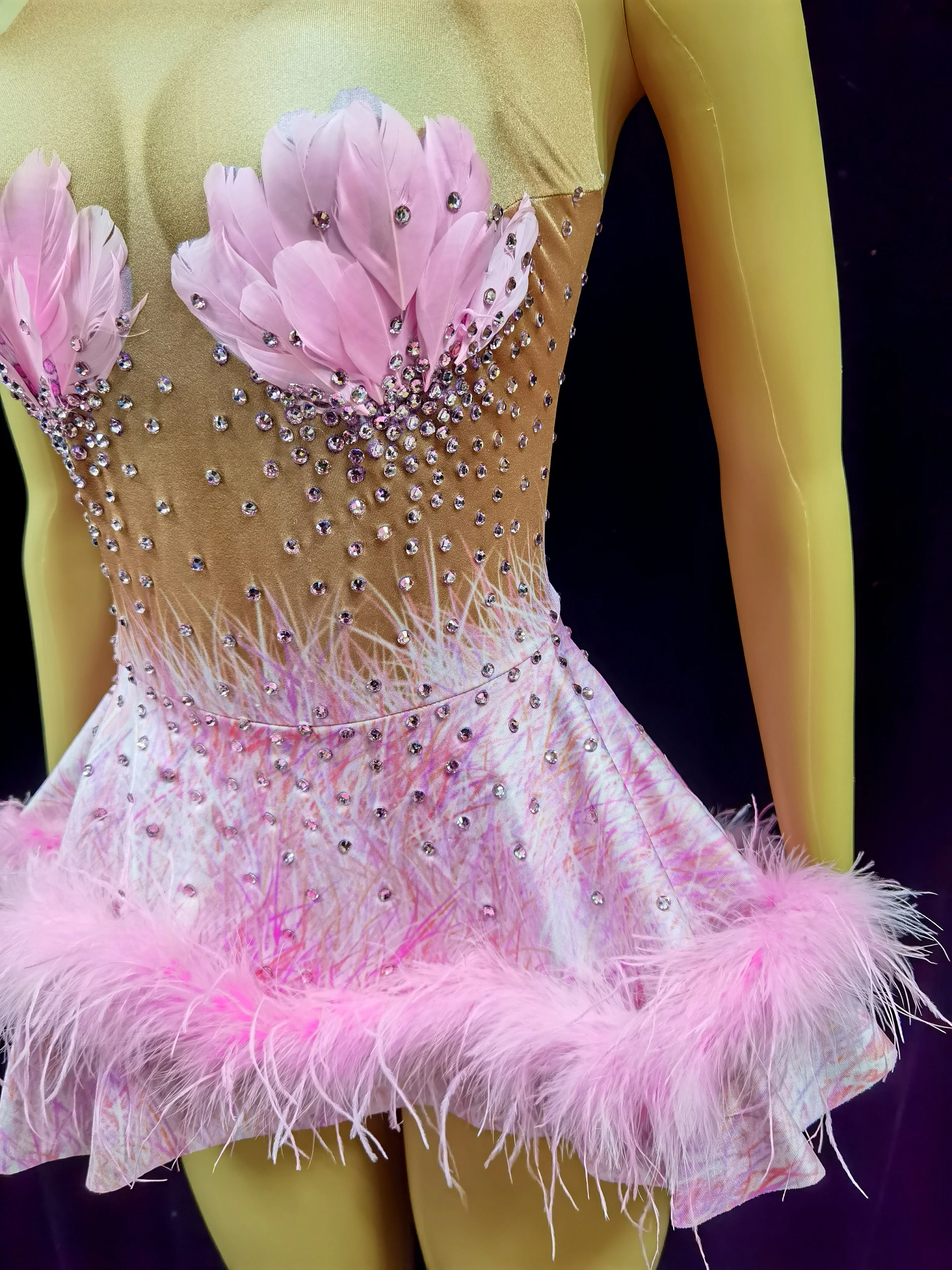 Disfraz de actuación para Club nocturno, Bar, cantante femenina, equipo de baile, estampado de carne expuesta, vestido Poncho de flamenco con plumas rosas