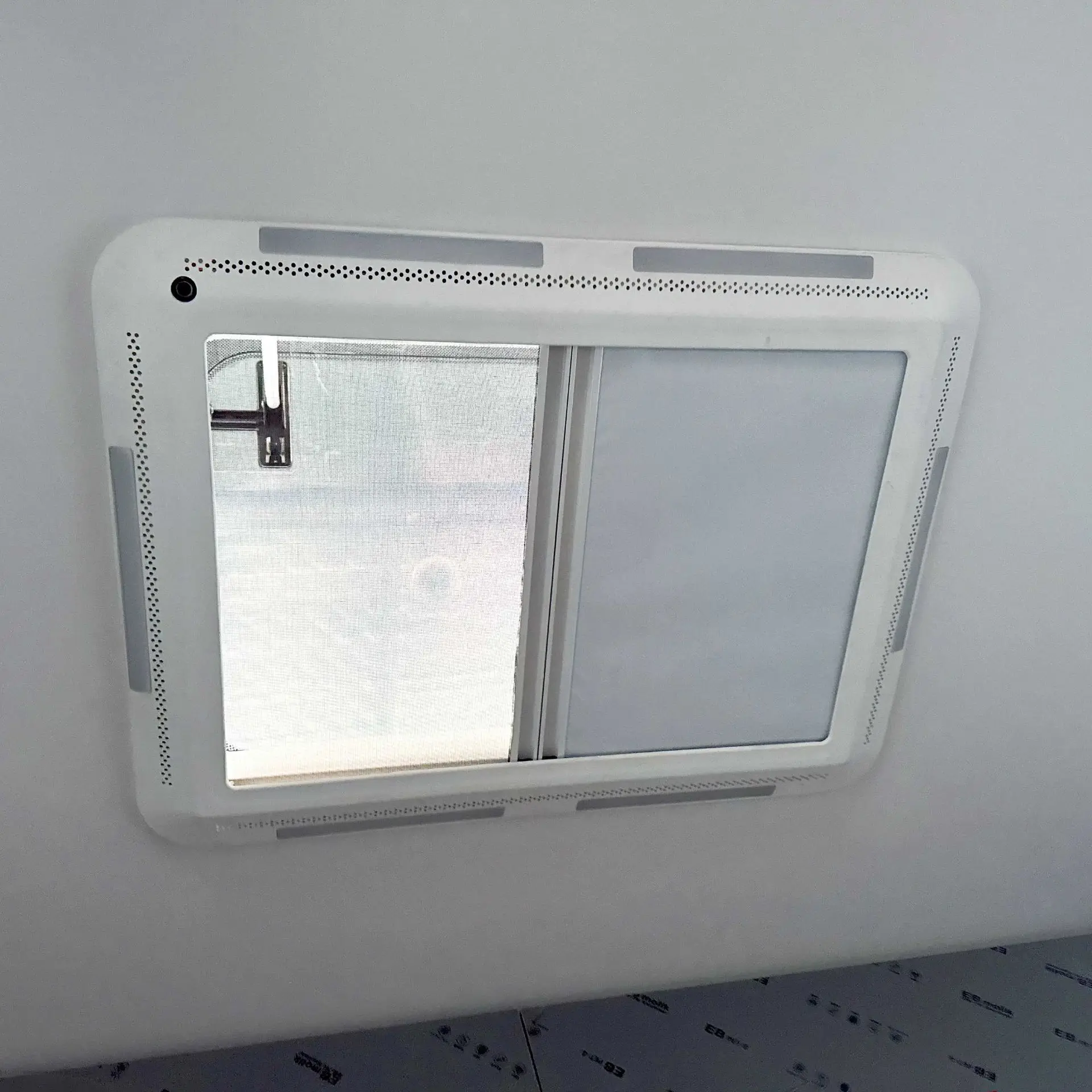 

Round Corner Skylight MD RV Accessories, Waterproof Roof Vent Sunroof for Camper Van Motorhome Caravan