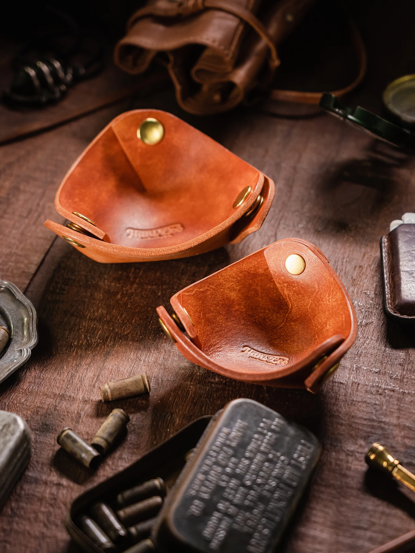 

Handmade Snuff Box Flat Plant Tanned Leather Portable Storage Smoked Leather Handcrafted Vintage Color Rubbing