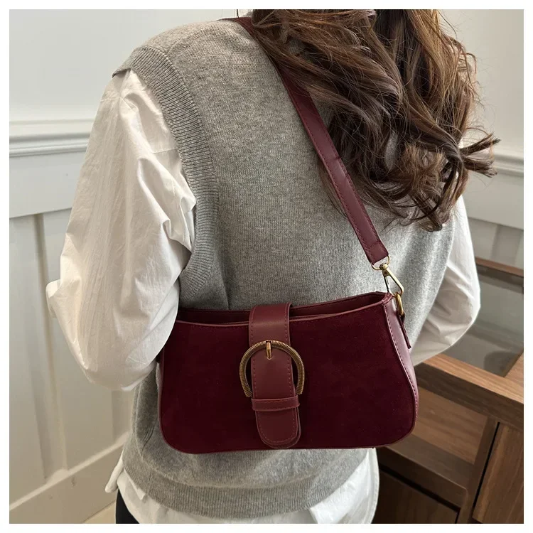 Damen-Umhängetasche aus Wildlederimitat, Unterarm-Umhängetasche, Reißverschluss, modische Umhängetaschen für kleine quadratische Taschen, geeignetes tägliches Outfit – Detail 9