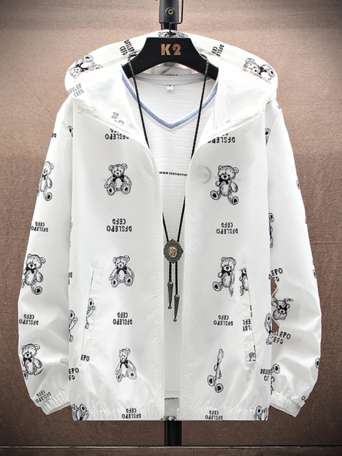 

Мужская летняя тонкая дышащая куртка с мультяшным принтом из ледяного шелка, быстросохнущая, с капюшоном, для защиты от солнца, легкая, из полиэстера, приталенного кроя