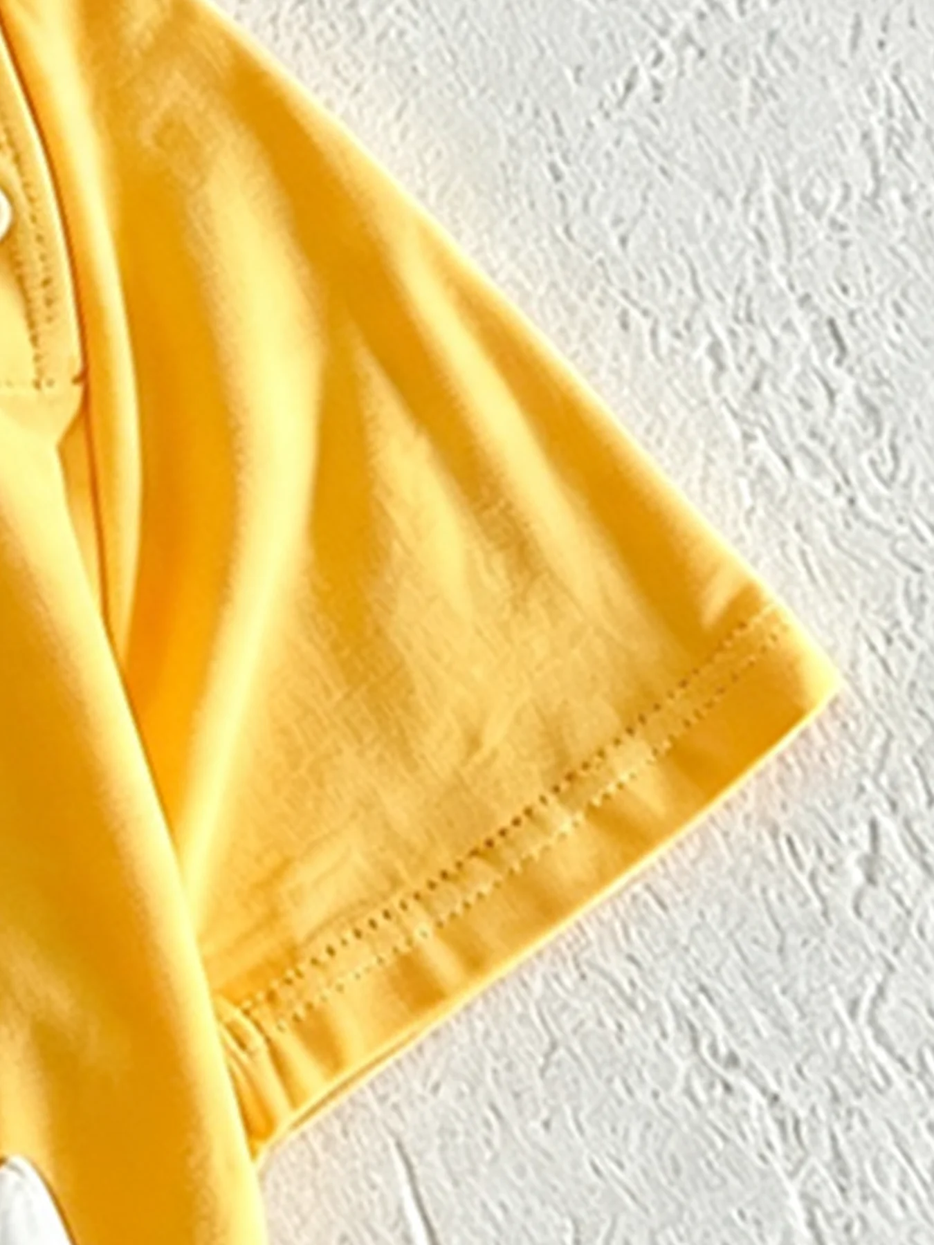 Baby-Strampler mit dreieckigem Schnitt und Fried-Egg-Motiv, passend dazu ein Haarband – ideal für Frühling/Sommer – für Babys von 0–12 Monaten – ein süßes Baby-Outfit für zu Hause. – Detail 5