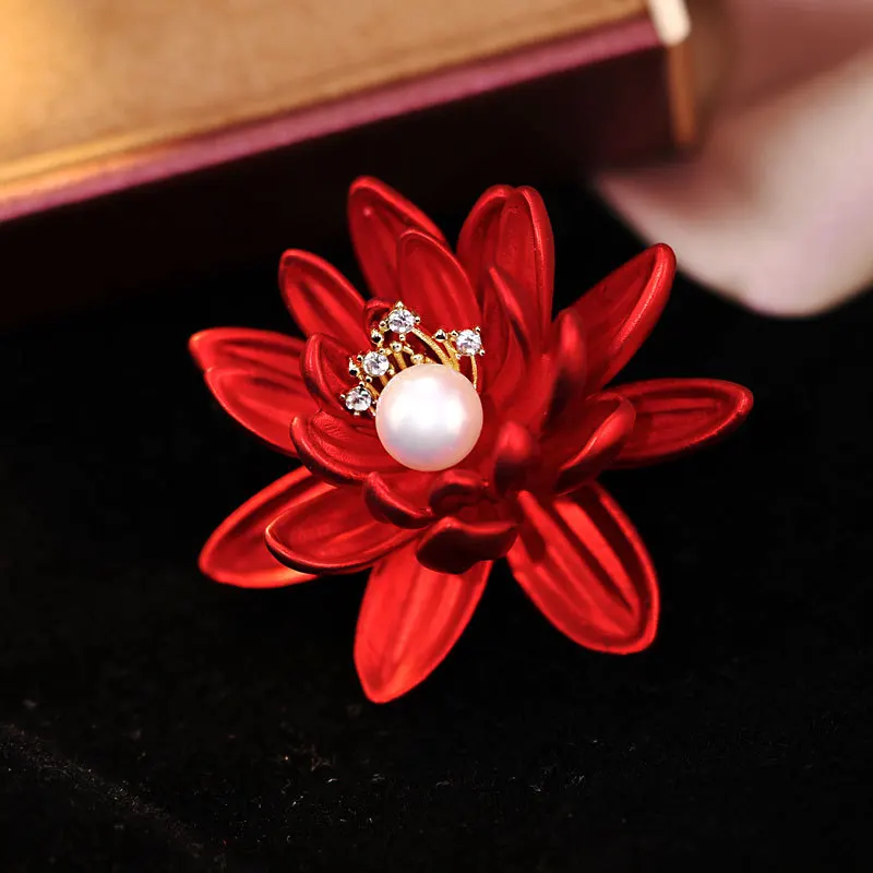 جميلة الأحمر المينا زهرة اللوتس دبابيس دبابيس للنساء موضة حجر الراين اللؤلؤ زهرة بروش فستان بتصميم بدلة التلبيب دبابيس هدية #1