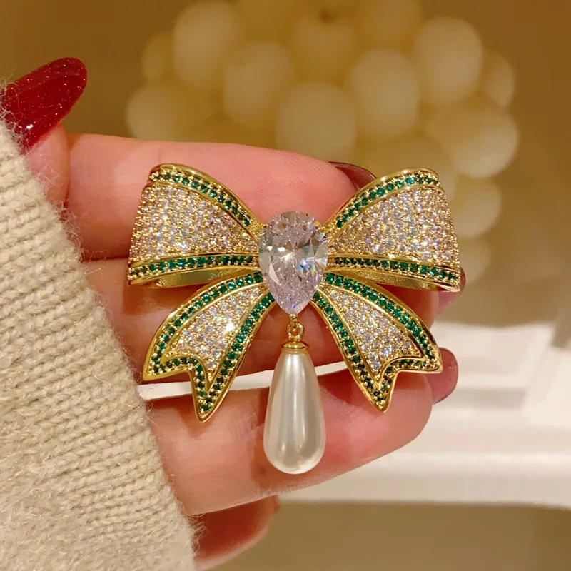 

Retro Baroque Pearl Pendant Bow Brooches For Women Elegant Fashion Sparkling Rhinestone Bow Brooch Party Clothing Accessory Gift