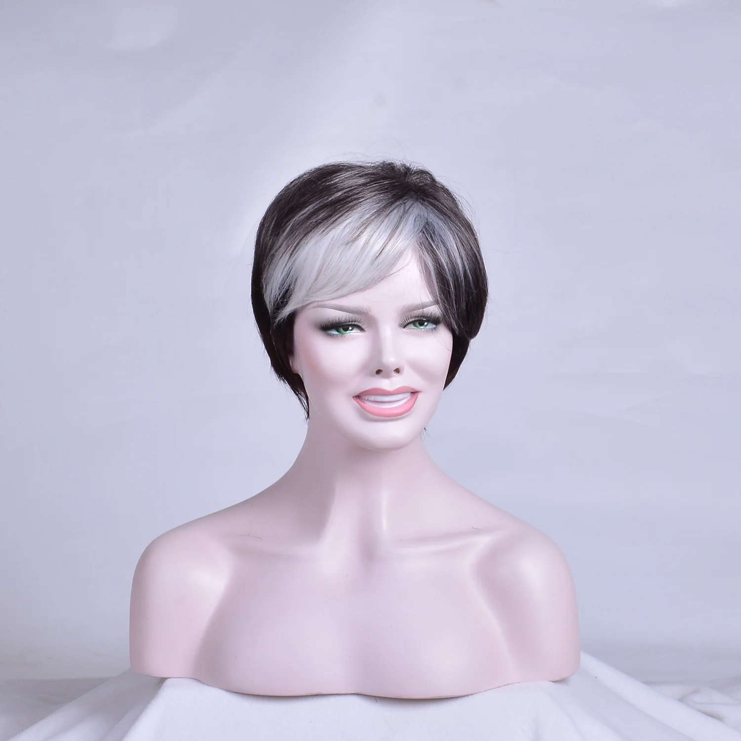 Cute Short Hair Synthetic Wigs with Bangs Soft Grey To Black Mommy Hair Ombre Hairstyle Party Daily Wigs for Women