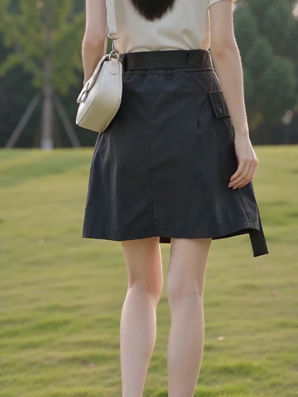 Damen High-Waist A-Linien-Shortsrock mit verstellbarem Gürtel, Seitentaschen & Schlitz am Saum – Schwarzes, vielseitiges Outfit für die legere Bürodame – Detail 11