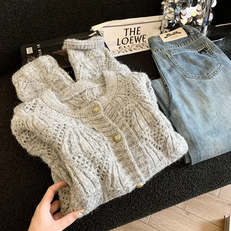 Chaqueta suéter hueca de un solo pecho de gama alta para mujer en otoño/invierno, versátil y elegante, Top suelto adelgazante en 2025