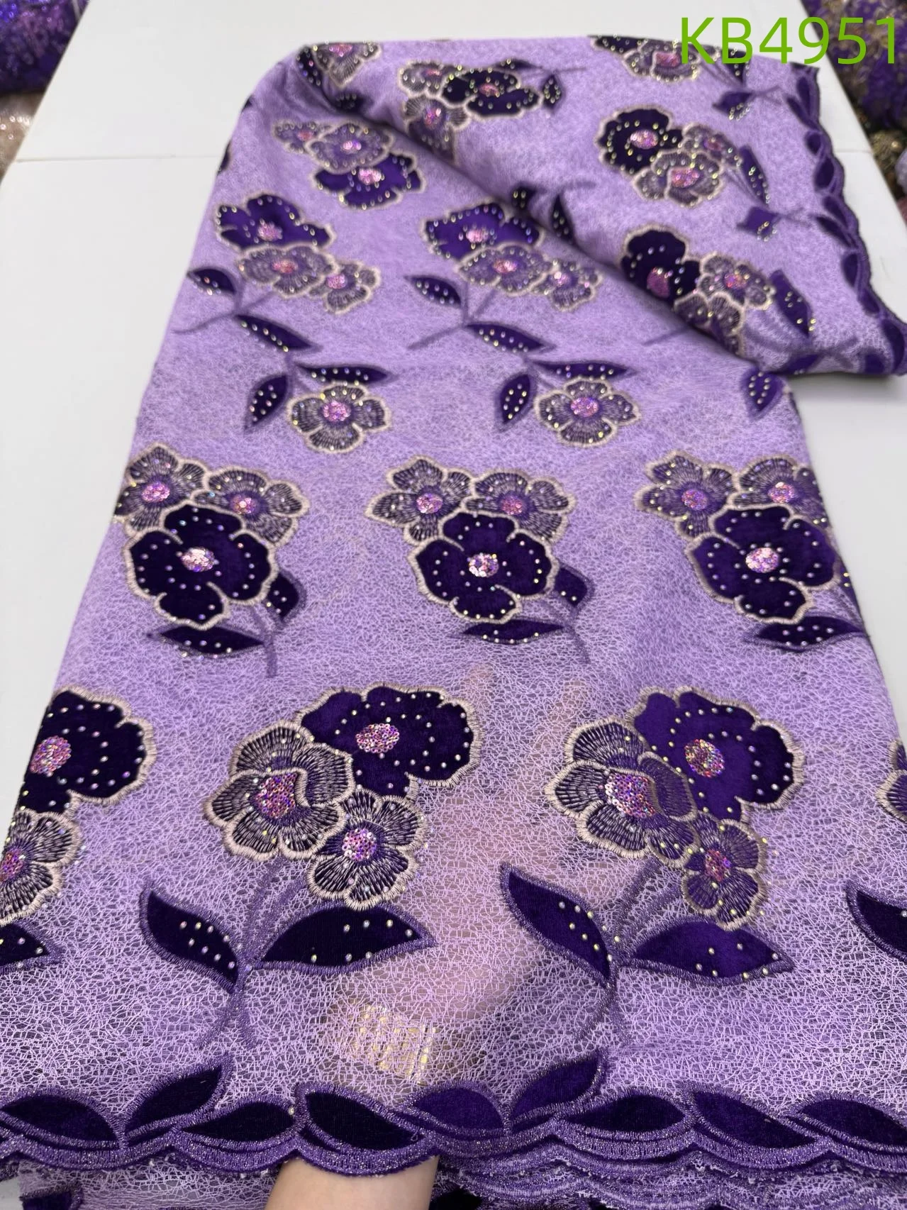 แอฟริกันลูกไม้ผ้า 5 หลาคุณภาพสูง 2024 สีม่วงSequinsลูกไม้ผ้าสีดําไนจีเรียภาษาฝรั่งเศสคําสําหรับงานแต่งงานชุดKB4951