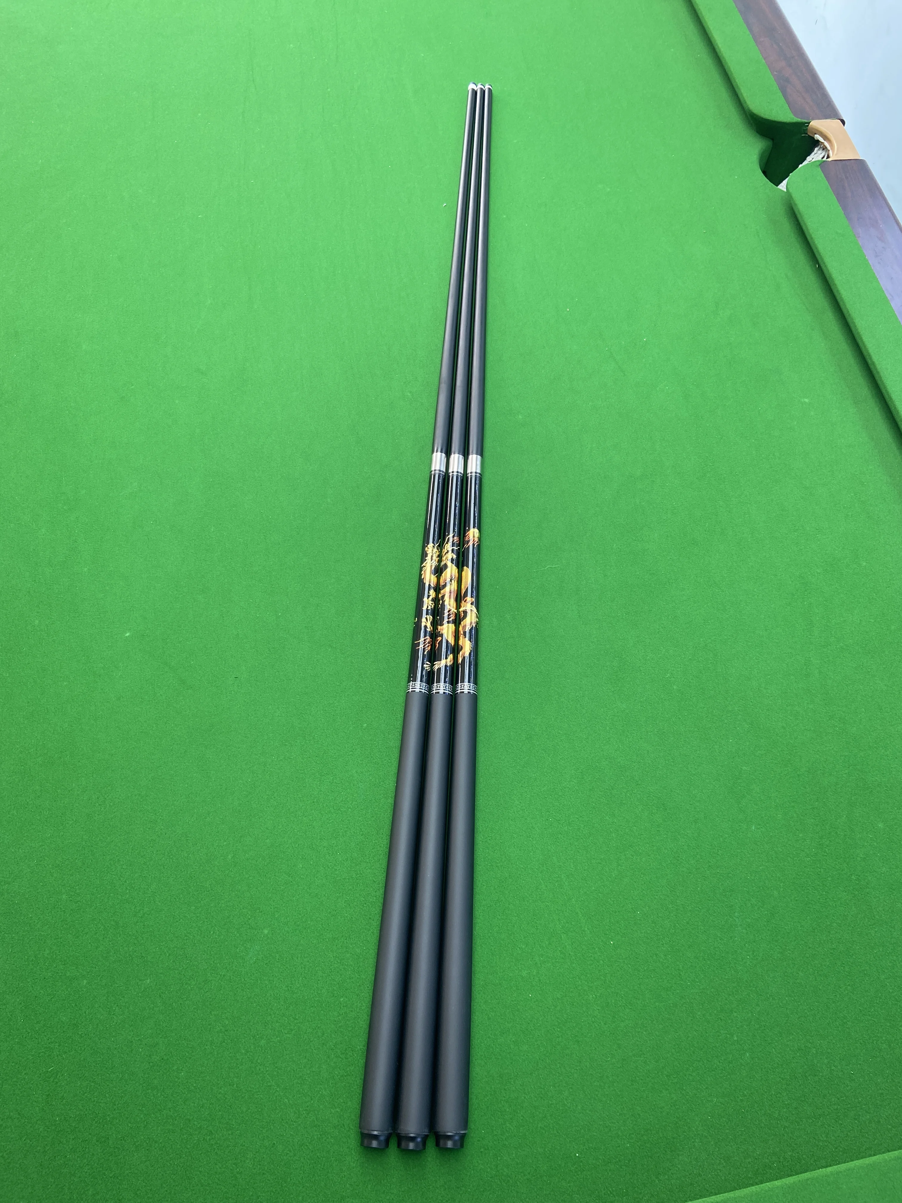 Professionele 9 Ball en Carom Biljart Carbon Fiber Pool Cue met 12,5mm Tip en Dragon Element Design