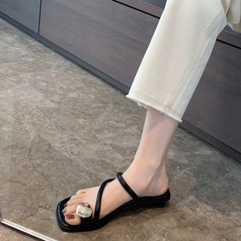 2026 Neue Zehenklemm-Sandalen für Damen – Sommer-Outdoor-Schuhe mit Metallschnalle und flacher Sohle