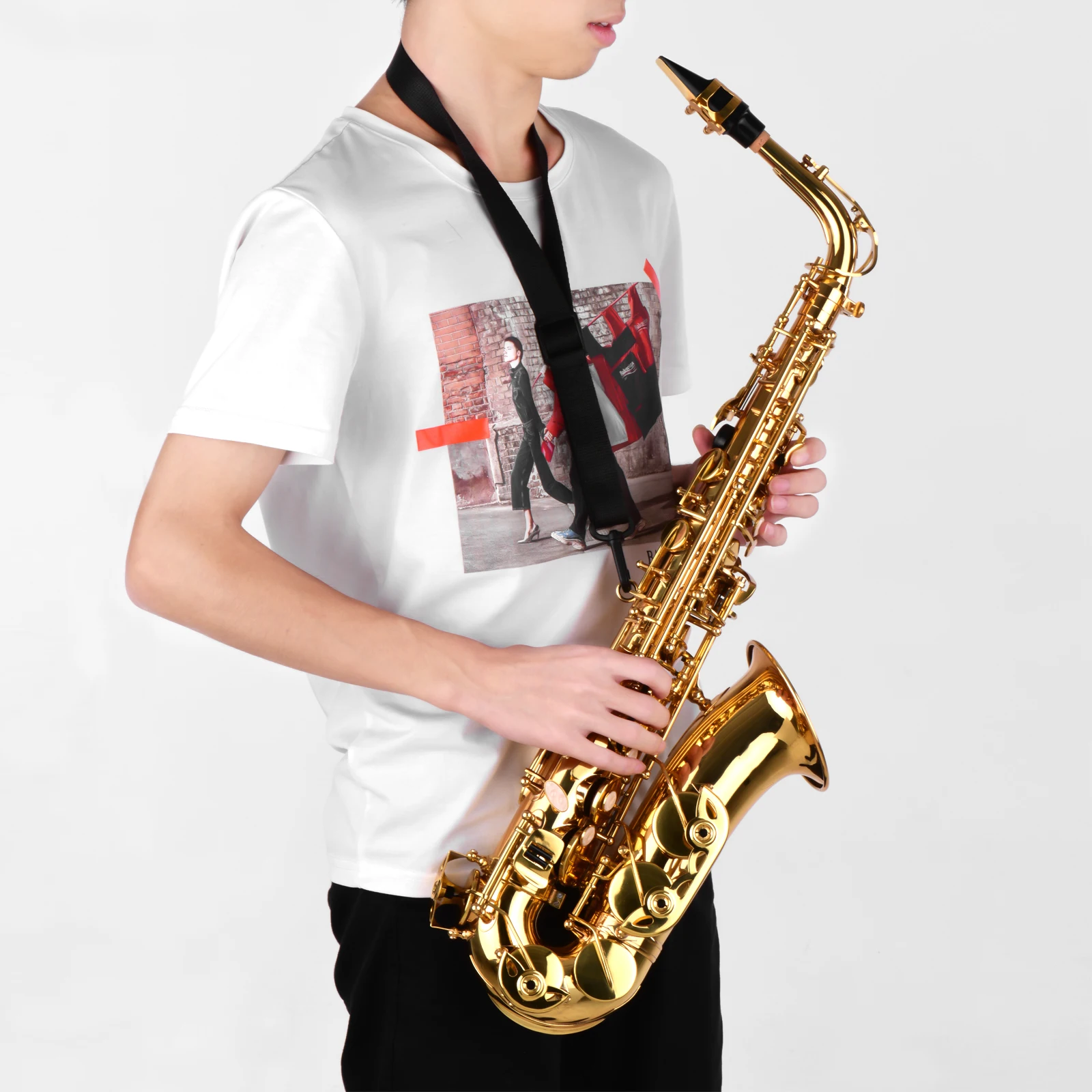 Altsaxofoon AS100 Eb, messing, gelakt, met draagkoffer, handschoenen, banden, reinigingsdoek en borstel.